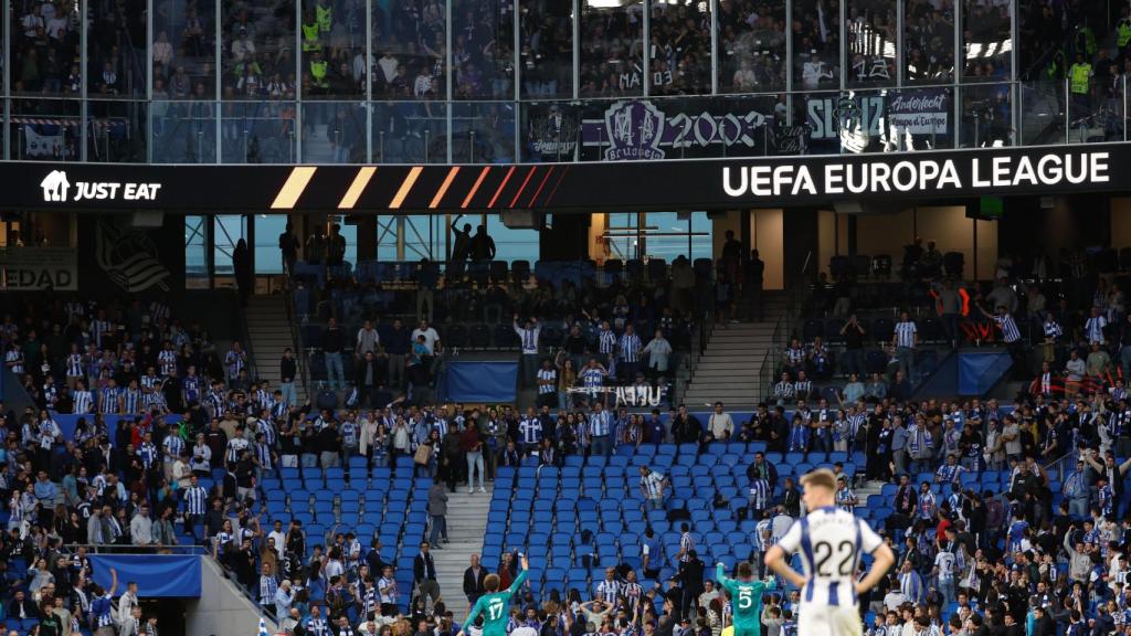 Aficionados de la Real Sociedad se refugian en Anoeta ante el lanzamiento de objetos de los ultras del Anderlecht