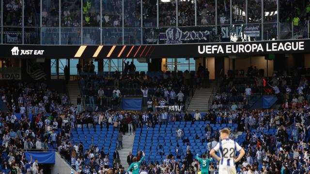 Aficionados de la Real Sociedad se refugian en Anoeta ante el lanzamiento de objetos de los ultras del Anderlecht