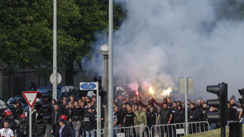 Los ultras del Anderlecht encienden bengalas en San Sebastián