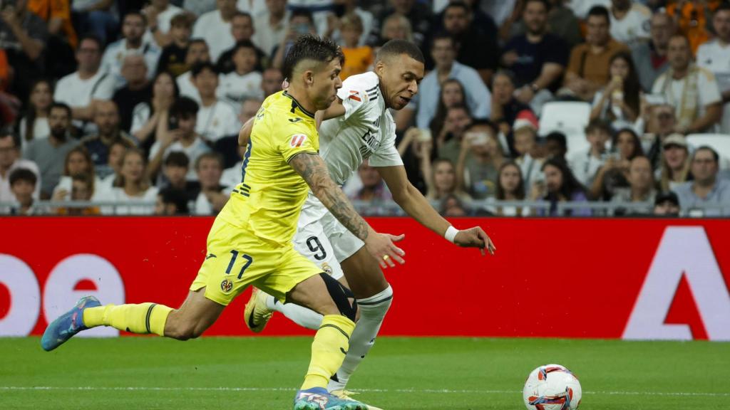 Kylian Mbappé pugna por el balón con Kiko Femenía