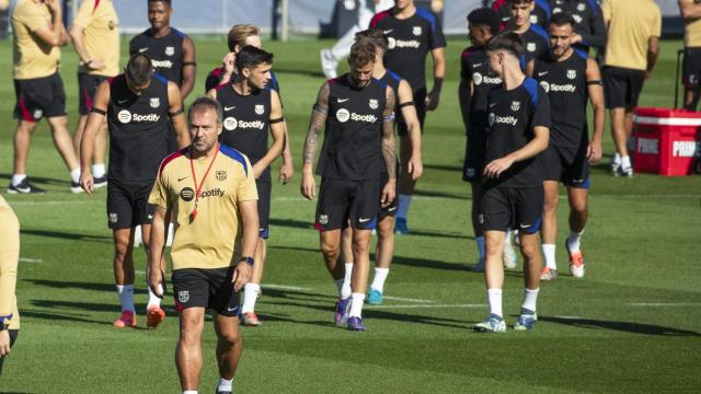 Hansi Flick dirige un entrenamiento del Barça antes de medirse al Alavés