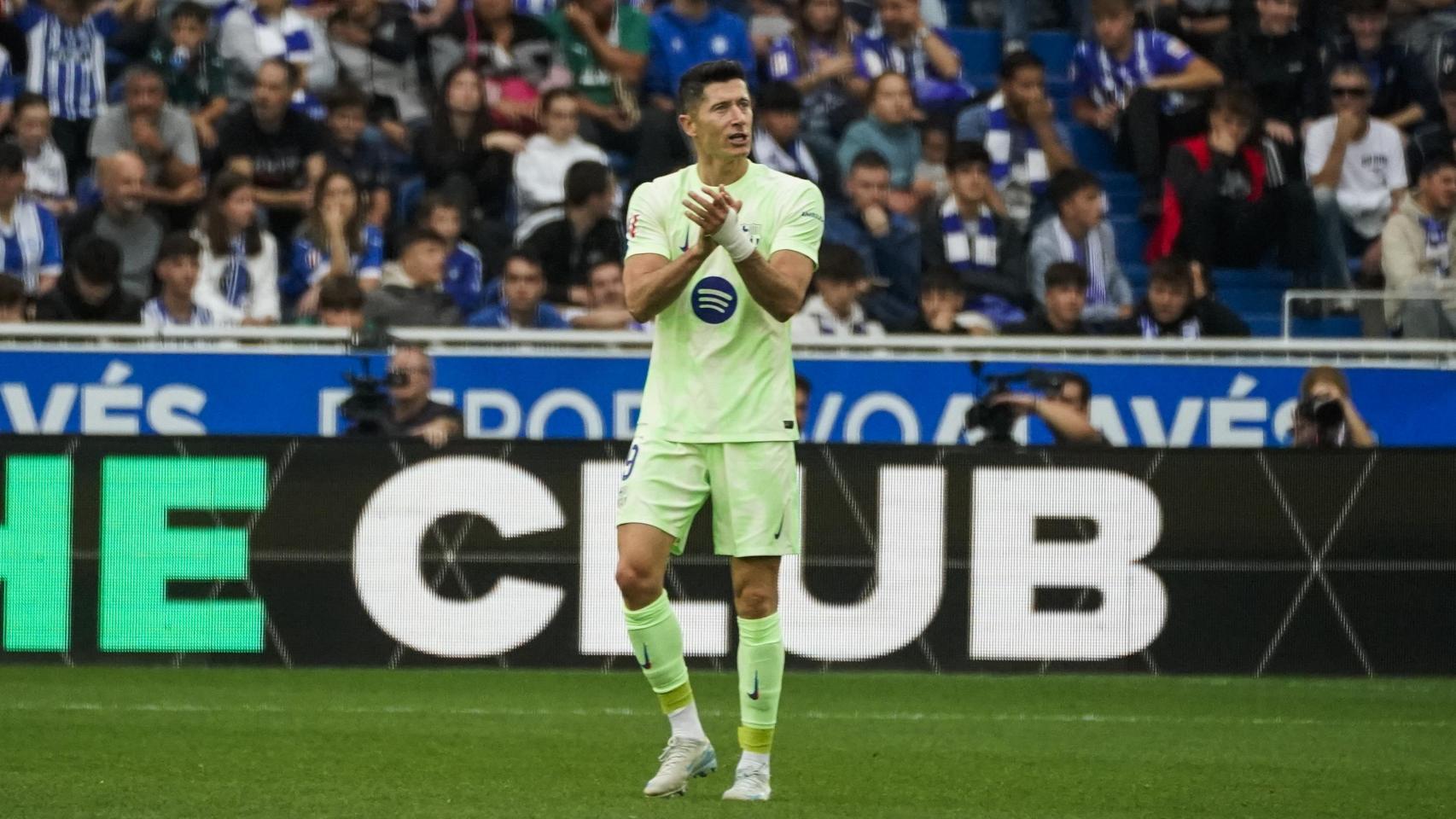 Robert Lewandowski aplaude tras marcarle un hat-trick de goles al Alavés