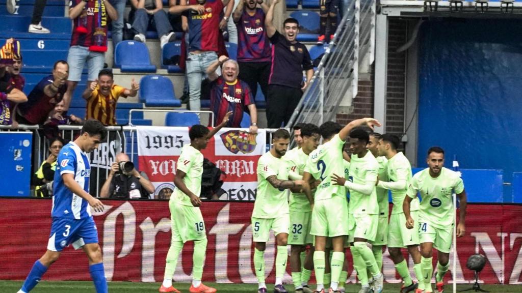 Los futbolistas del Barça celebran un gol de Lewandowski al Alavés