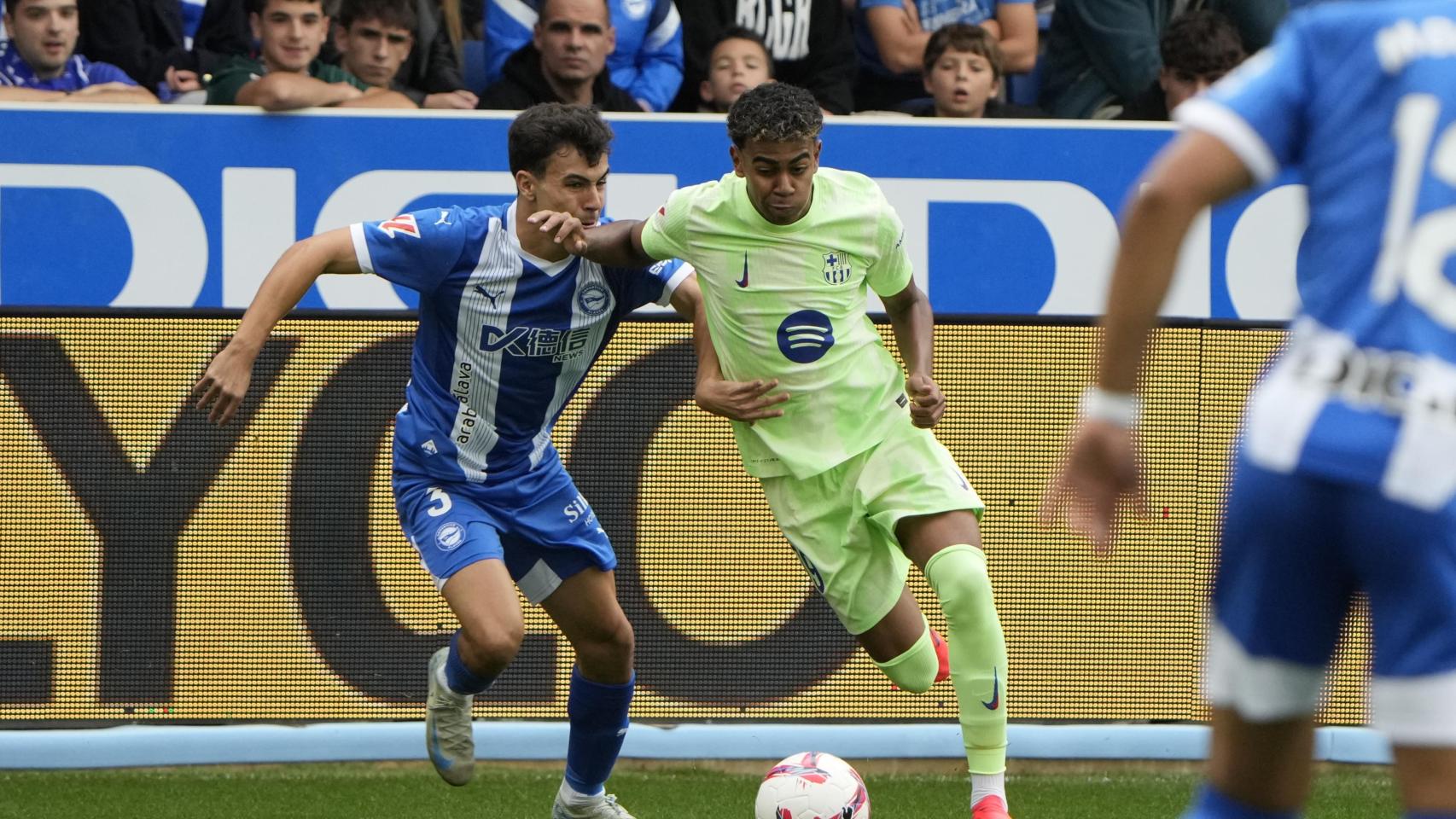 Lamine Yamal supera a Manu Sánchez en el Alavés-Barça