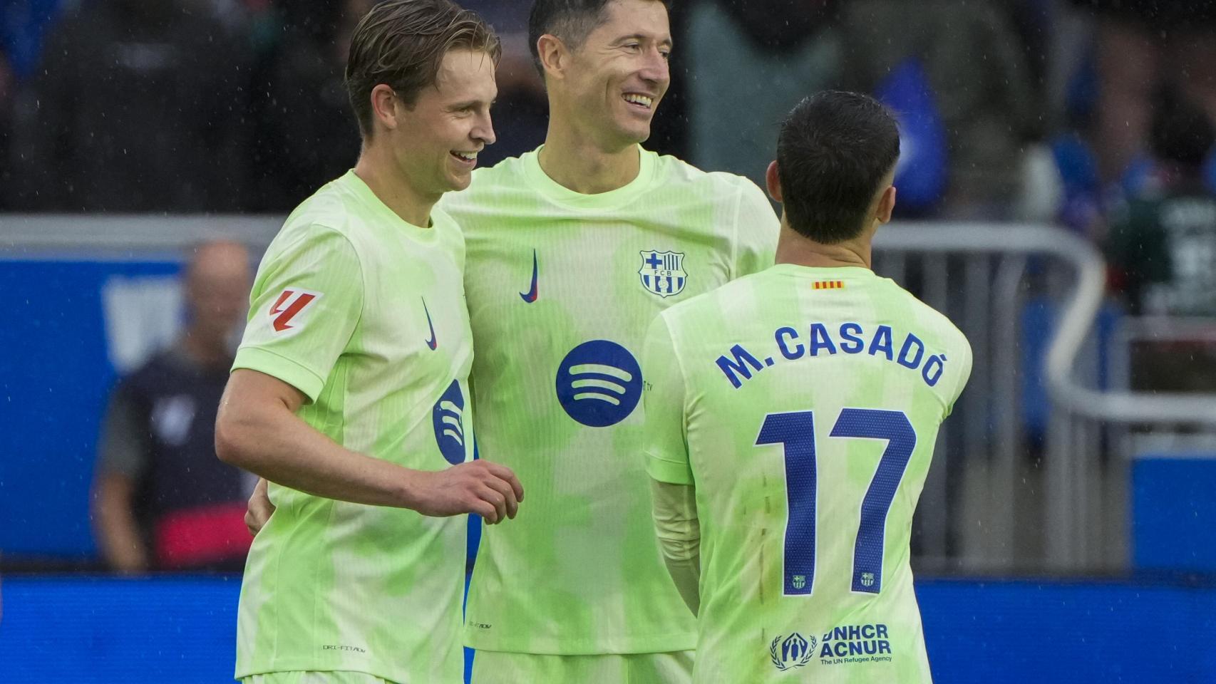 Robert Lewandowski celebra la victoria contra el Alavés con Marc Casadó y Frenkie de Jong