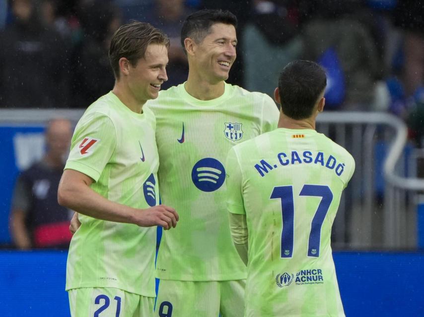 Robert Lewandowski celebra la victoria contra el Alavés con Marc Casadó y Frenkie de Jong