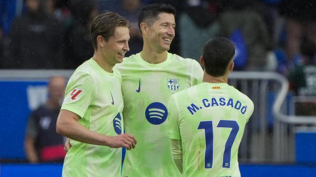 Robert Lewandowski celebra la victoria contra el Alavés con Marc Casadó y Frenkie de Jong