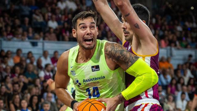 Willy Hernangómez lucha bajo aro contra el Lleida en el derbi catalán