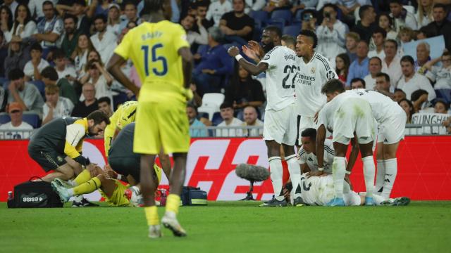 Los jugadores del Real Madrid, con Carvajal, tras lesionarse ante el Vilarreal