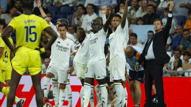 Los jugadores del Real Madrid, tras la lesión de Carvajal