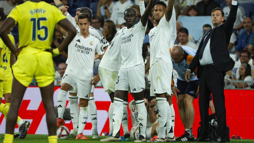 Los jugadores del Real Madrid, tras la lesión de Carvajal