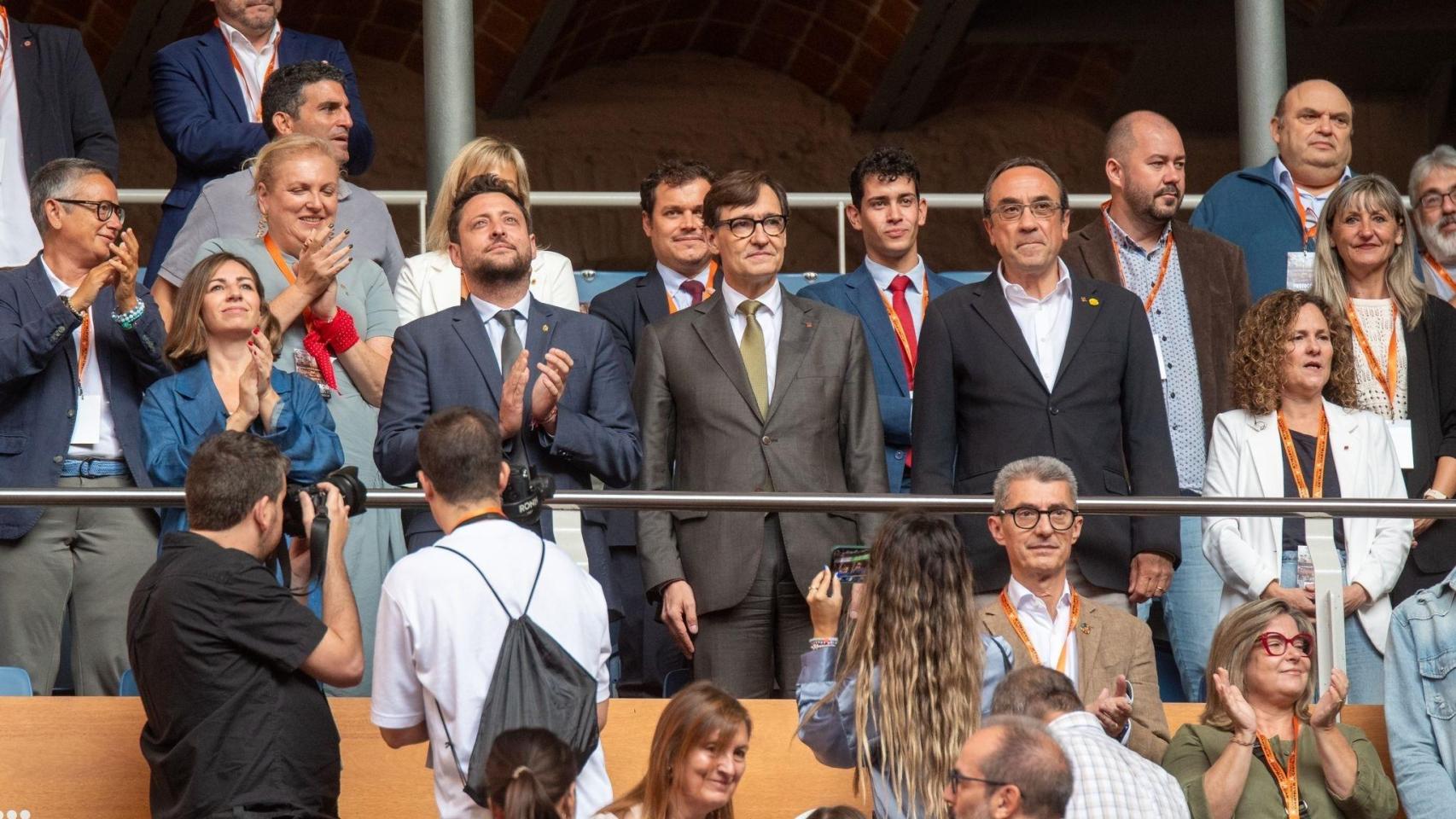 El presidente de la Generalitat, Salvador Illa, el presidente del Parlament, Josep Rull, y el alcalde de Tarragona, Rubén Viñuales, en el Concurs de Castells de Tarragona