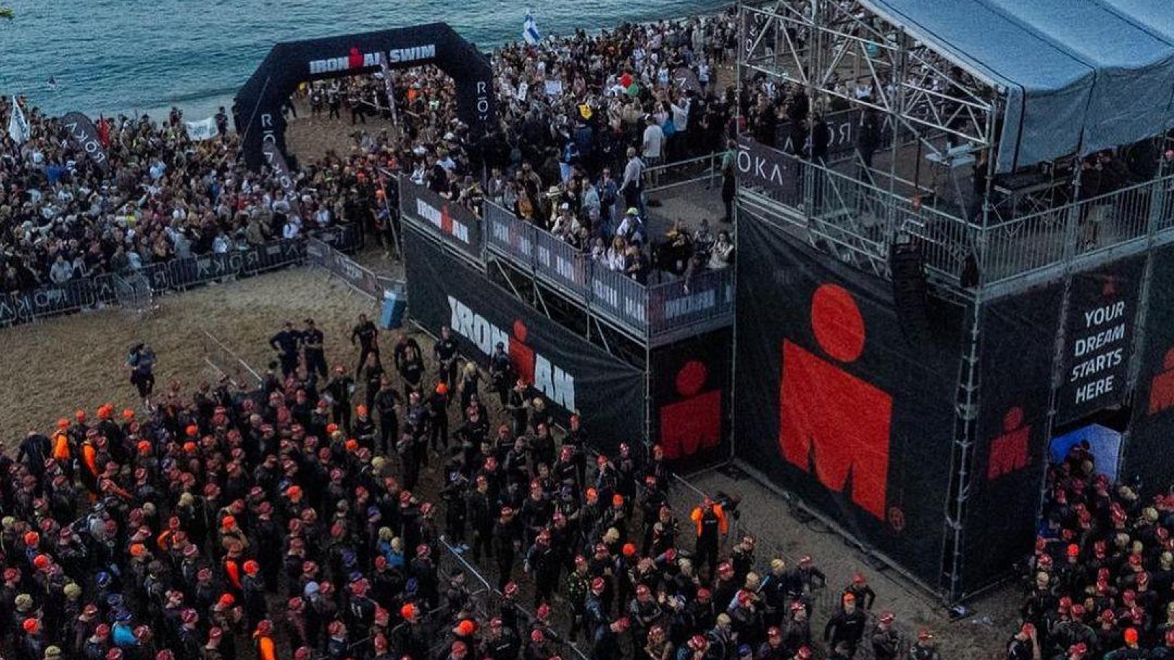 Imagen aérea de los instantes previos al inicio del Ironman Calella-Barcelona el 6 de octubre