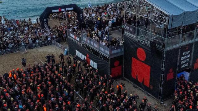 Imagen aérea de los instantes previos al inicio del Ironman Calella-Barcelona el 6 de octubre