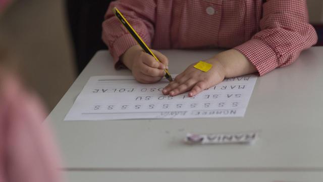 Un alumno de infantil aprende a escribir