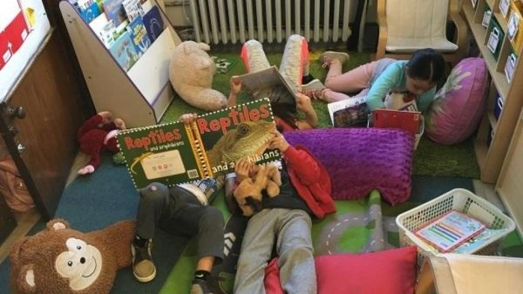 Un grupo de niños leyendo en una biblioteca