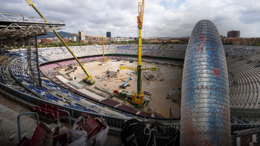 El Camp Nou en obras, junto a la Mirador Glòries