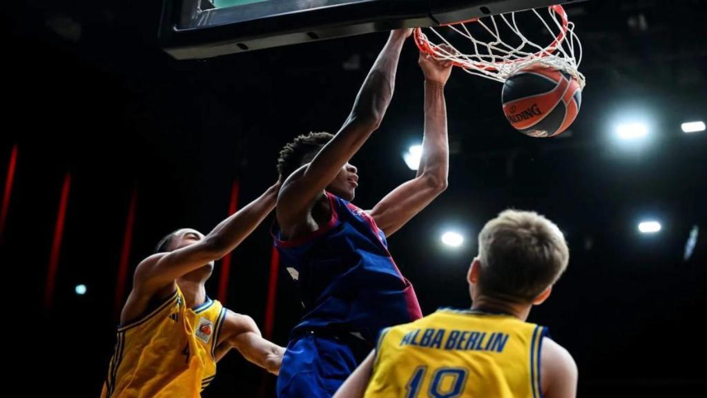 Mohamed Dabone, promesa del Barça de basket, realiza un mate ante el Alba Berlín