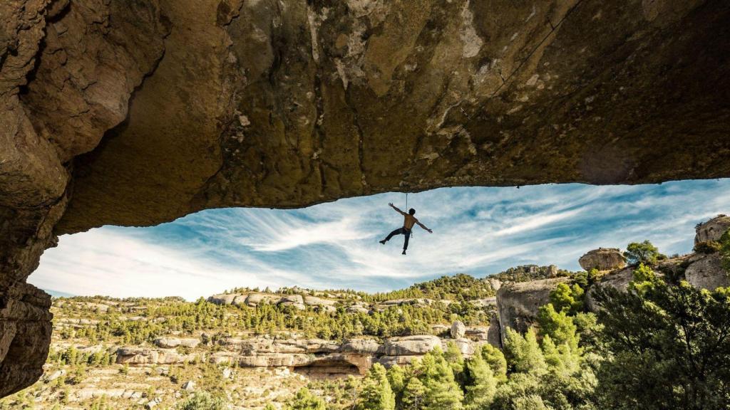 Un escalador enfocado desde una cueva