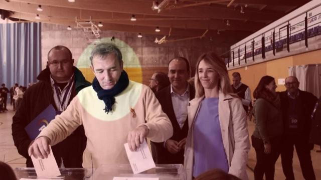 Alberto Mas Vilà, exlíder del PP en Girona y edil, votando con la diputada Cayetana Álvarez en 2019