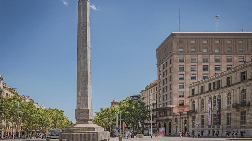 El Obelico de la plaza Cinc d'Oros, con la Torre Muñoz a la derecha