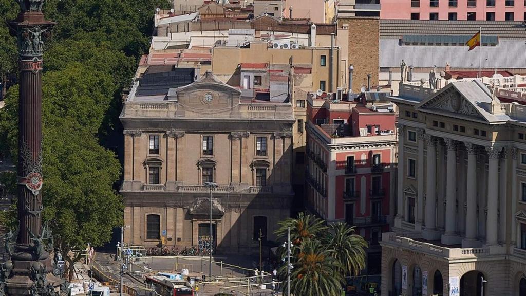 El edificio de La Foneria de Canons, en marrón claro, en Las Ramblas