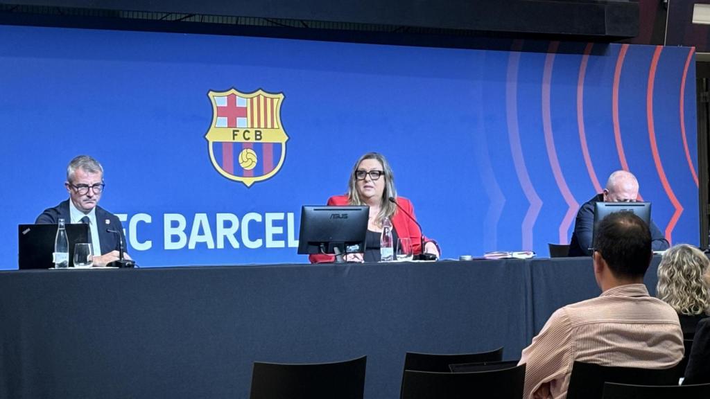 Elena Fort comparece junto a Ignasi Castelló, del departamento de comunicación del Barça