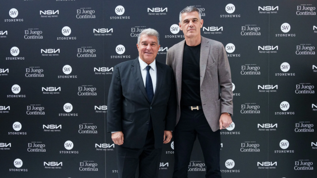 Joan Laporta y Enric Masip en el 'photocall' del acto de despedida de Andrés Iniesta