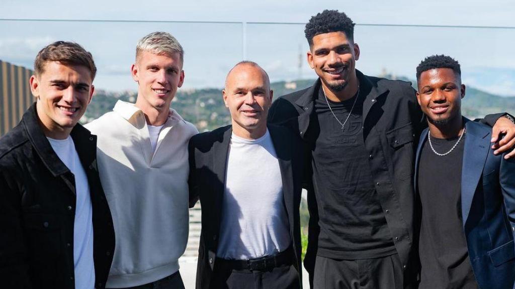 Andrés Iniesta junto a Dani Olmo, Ansu Fati, Gavi y Ronald Araujo