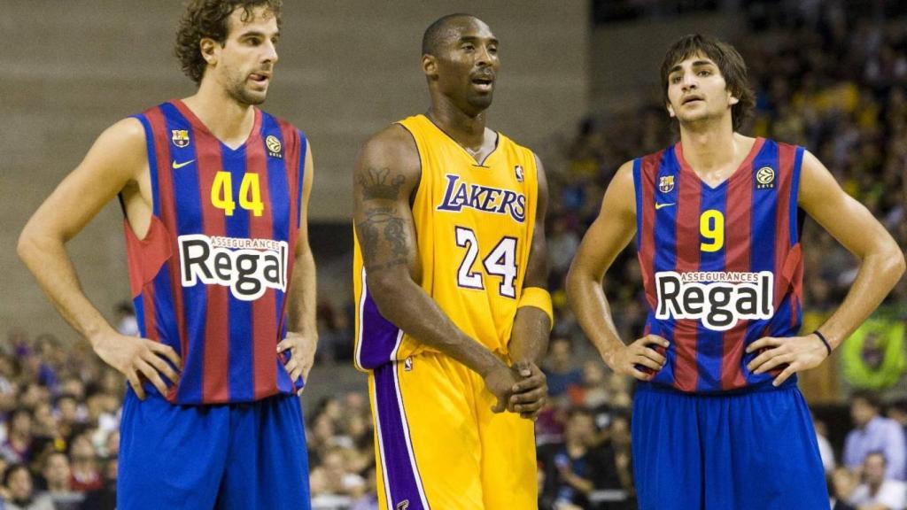 Roger Grimau y Ricky Rubio junto a Kobe Bryant