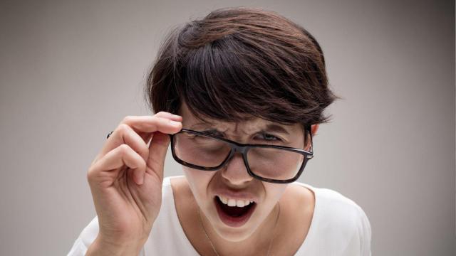 Una persona con gafas y cara de duda