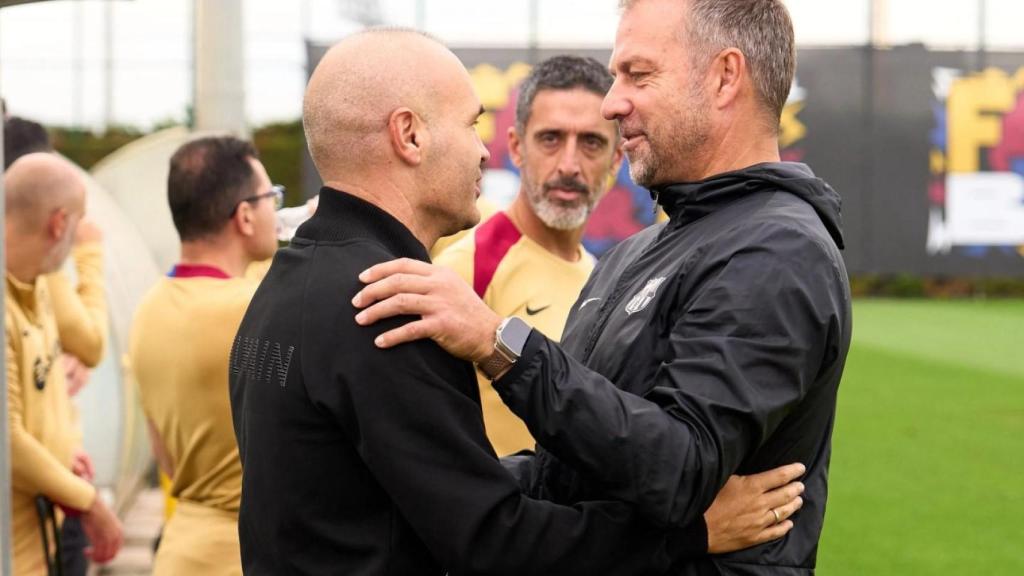 Hansi Flick se abraza con Andrés Iniesta en la visita de la leyenda del Barça en la Ciutat Esportiva