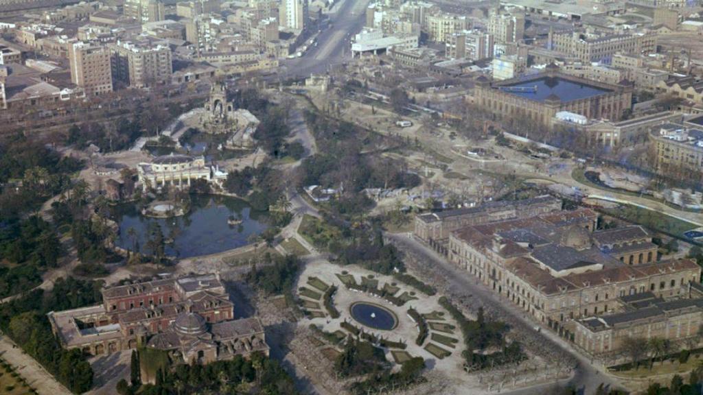 Vista aérea del parque de la Ciutadella, en 1961, con el desaparecido restaurante junto al lago