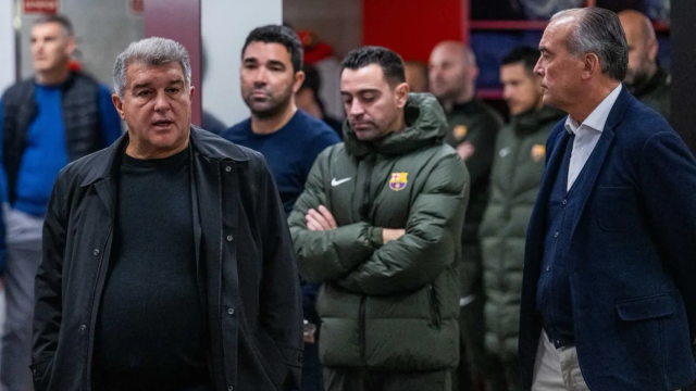 Laporta da una charla al vestuario del Barça delante de Xavi, Yuste y Deco