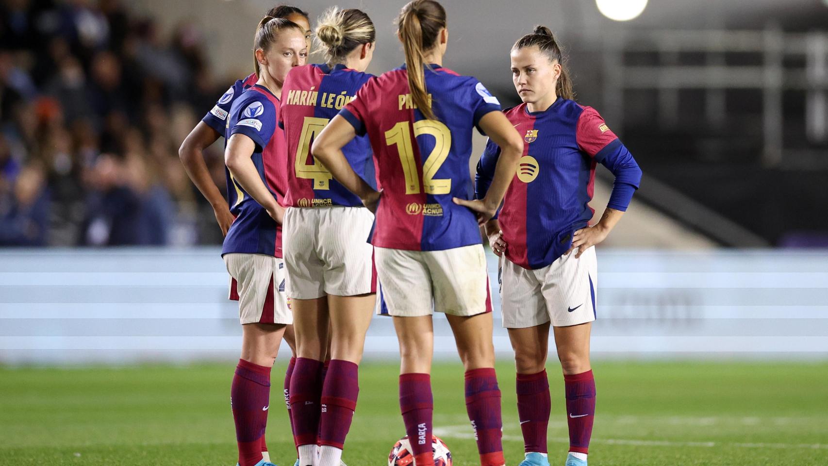 Las jugadoras del Barça Femenino hablan durante la derrota contra el Manchester City