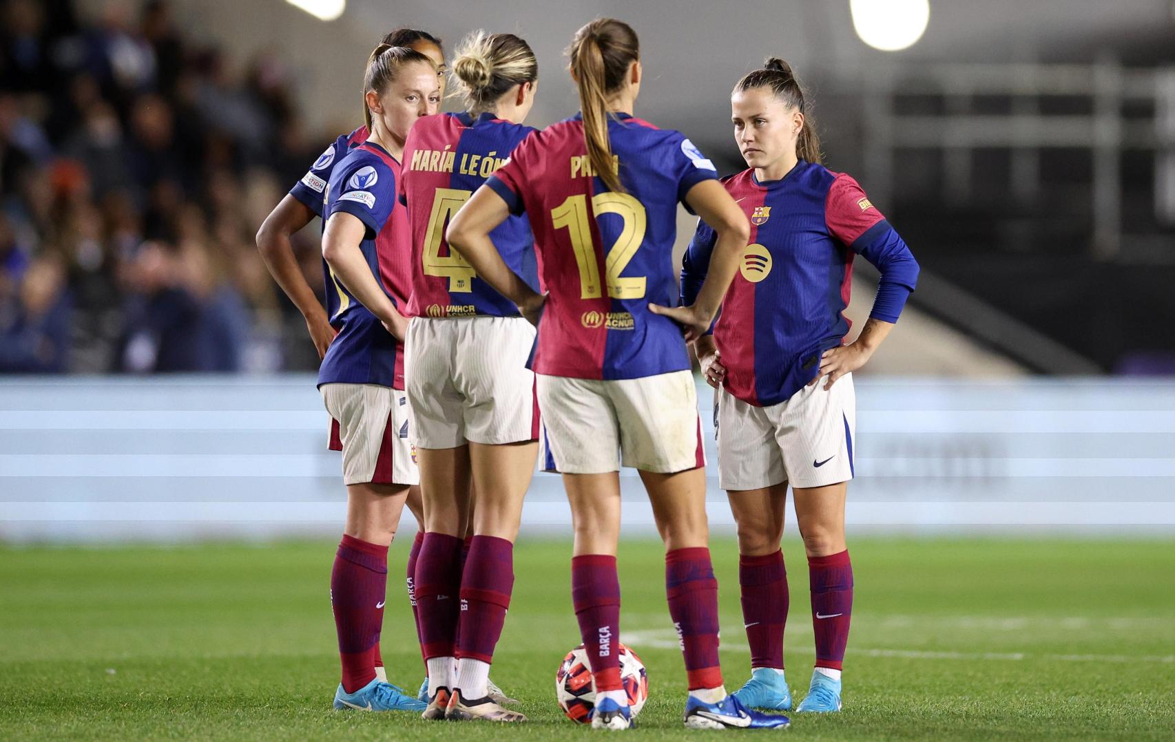 Las jugadoras del Barça Femenino hablan durante la derrota contra el Manchester City