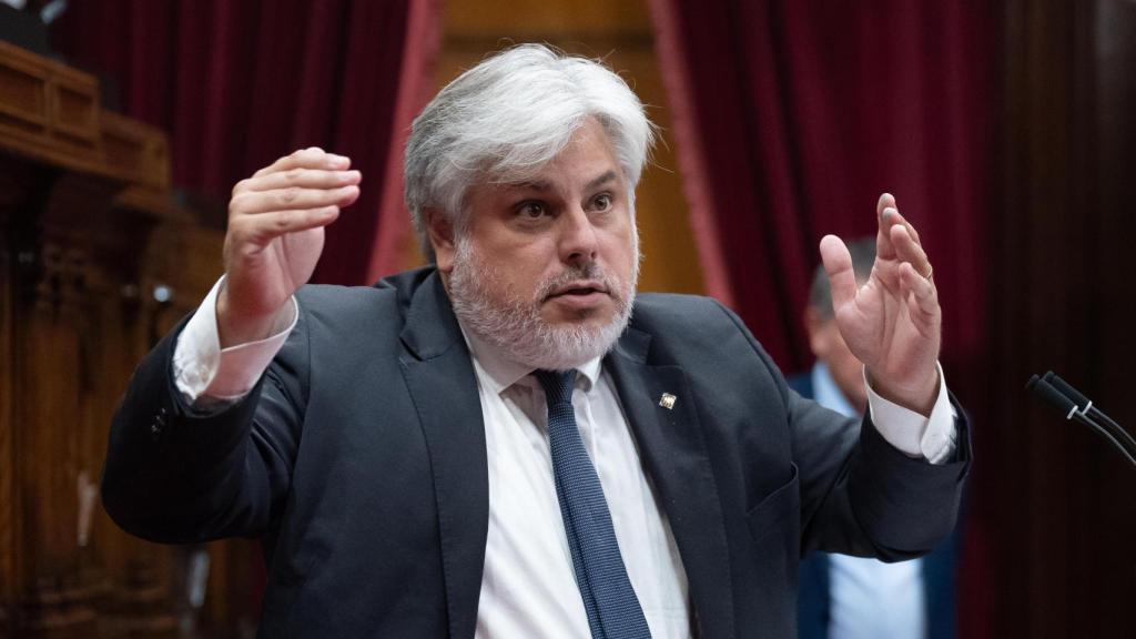 El presidente de Junts en el Parlament, Albert Batet, interviene durante un debate de Política General en el Parlament de Catalunya