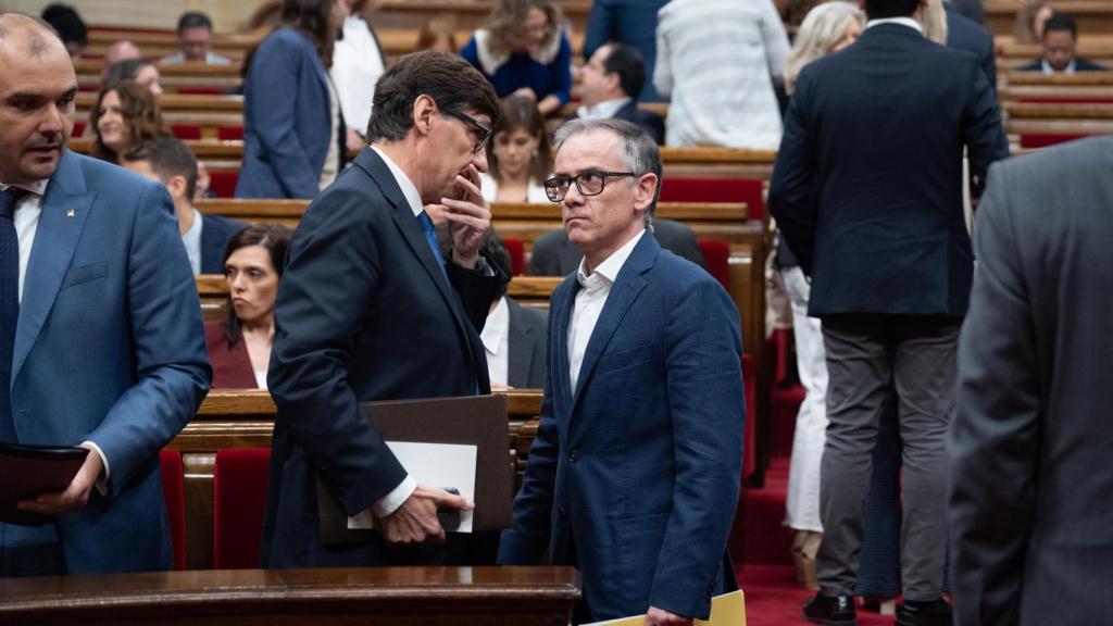 El presidente de la Generalitat, Salvador Illa (i), y el presidente del Grupo Parlamentario ERC, Josep María Jové