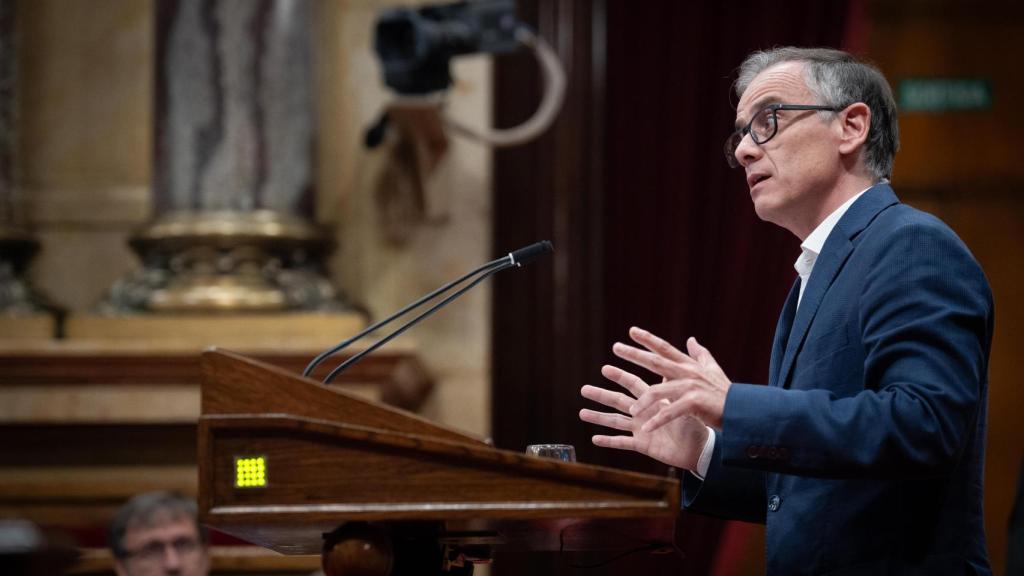 El presidente del Grupo Parlamentario ERC, Josep Maria Jové, interviene durante un debate de Política General en el Parlament