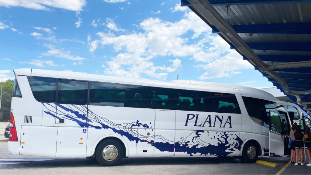 Imagen de un autocar de la compañía Plana de Tarragona