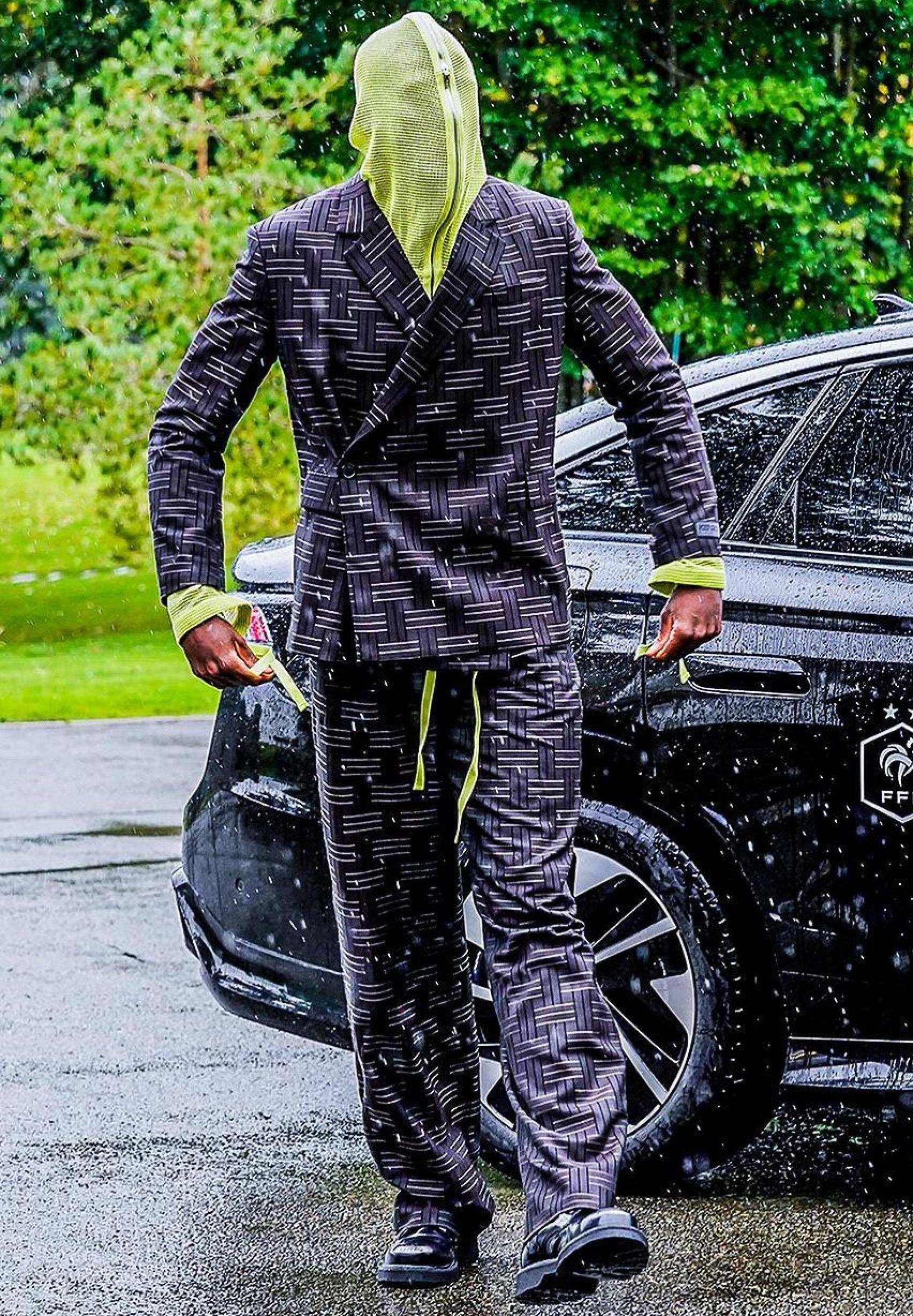 El excéntrico conjunto de Ibrahima Konaté en la concentración de Francia