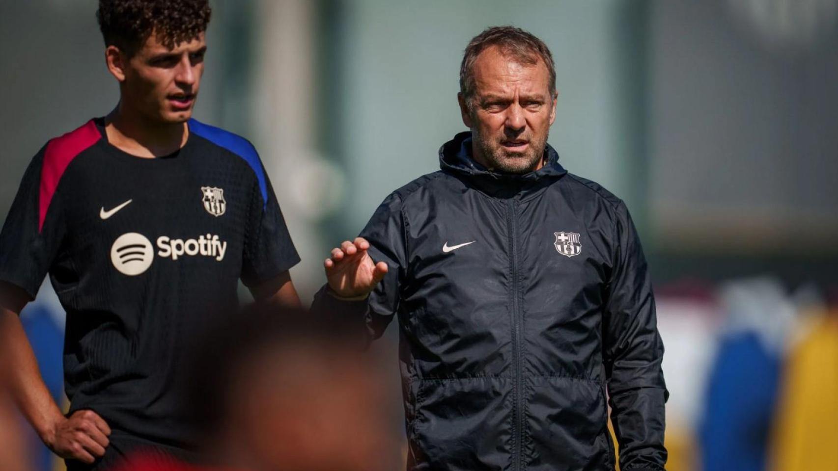 Sergi Domínguez y Hansi Flick, en un entrenamiento del Barça