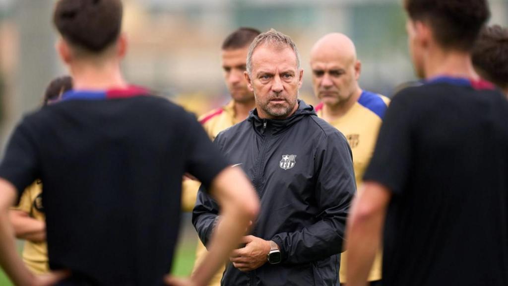 Hansi Flick dirige una sesión de entrenamiento del Barça en el parón de selecciones