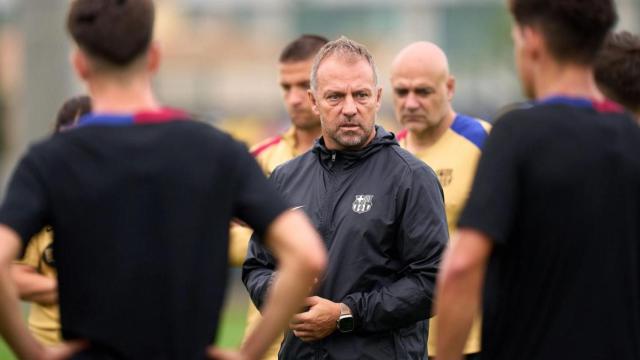 Hansi Flick dirige una sesión de entrenamiento del Barça en el parón de selecciones