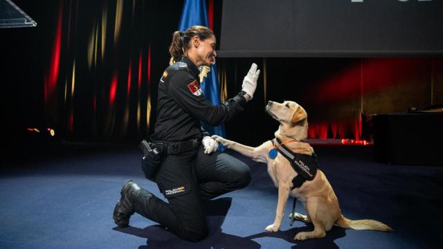 Ada y su guía Emilia en el Día de la Policía 2024