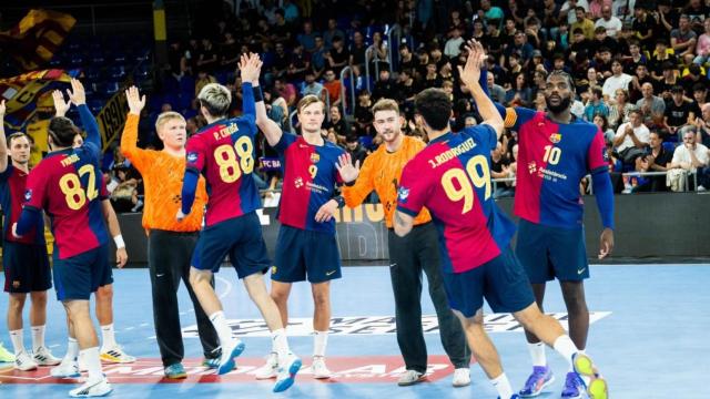 Los jugadores del Barça de balonmano, en el triunfo contra el Aalborg en el Palau Blaugrana