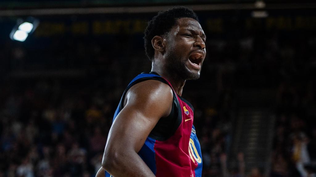 Chimezie Metu celebra una canasta en partido de Euroliga contra el Alba Berlín