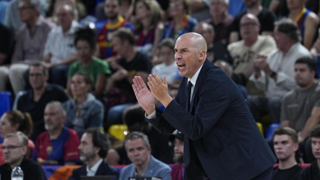 Joan Peñarroya anima a los jugadores del Barça de basket contra el Alba Berlín