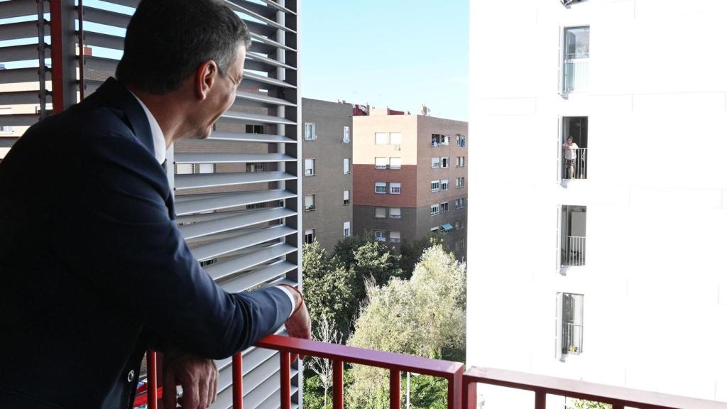 Imagen de Pedro Sánchez en un edificio de vivienda asequible en Barcelona