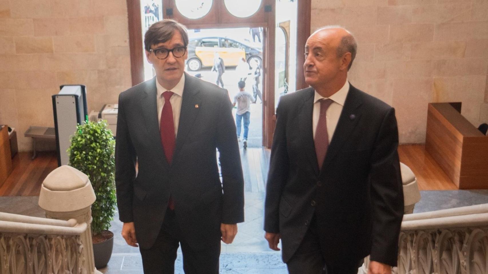 El presidente de la Generalitat, Salvador Illa (i) y el presidente del TSJC, Jesús María Barrientos (d)